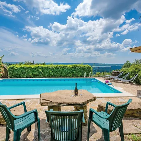 Four-bedroom In Hébergement de vacances Grožnjan