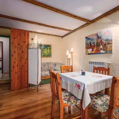 Four-bedroom In Hébergement de vacances Grožnjan