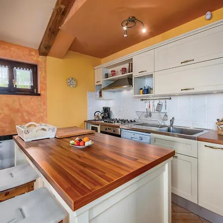 4 Bedroom Amazing In Groznjan